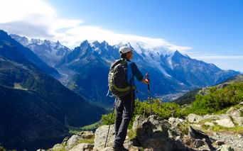 Steiniger Wanderweg mit überwältigenden Panoramablick