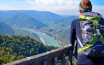 Wanderer am Seekopf mit Blick auf die Donau