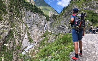 Wanderer auf dem Weg zum Simms-Wasserfall am Lechweg