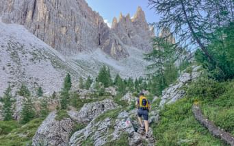 Wanderer mit Sicht auf die Berge