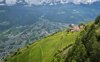 Panoramablick auf Naturns vom Meraner Höhenweg