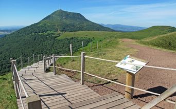 Zugang zum Vulkan durch Holztreppe