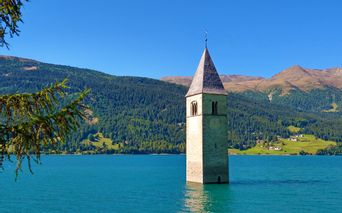 Der im Reschensee versunkene Kirchturm