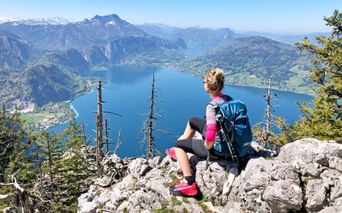 Hiking break with a view of the Attersee panorama