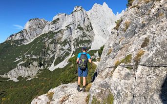 Wanderer vor Felsmassiv am Dachstein