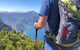Hiker with a view of the Attersee panorama