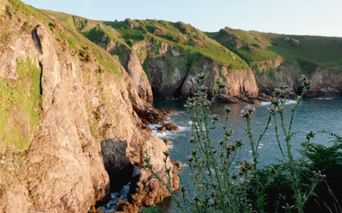 Klippen am Wanderweg "Normandie & Jersey"