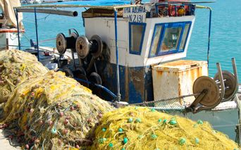 Fischkutter auf dem türkisblauen Meer