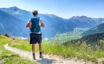 Wanderer genießt die Aussicht auf das Bergpanorama