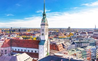 Wunderschöner Blick auf die Kirche St. Peter am Marienplatz in München