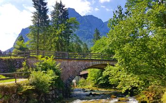 Brücke mit Bergblick im Salzburger Pinzgau