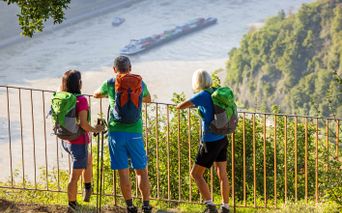 Wanderer mit Aussicht auf den Rhein