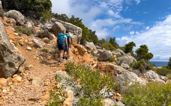Wanderpaar am Küstenpfad