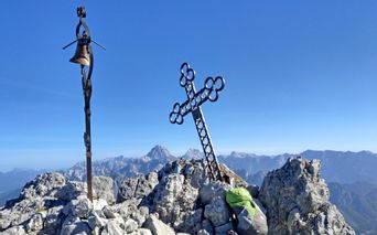Gipfel des Berges Cacciatore mit Kreuz im Friaul