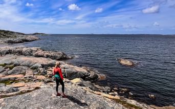 Wanderin mit Blick auf das weite Meer