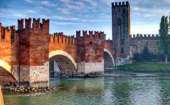 Wandern mit Blick auf die imposante Ponte Scaligero in Verona