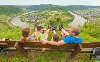 Hiking rest with a view of the Moselle loop