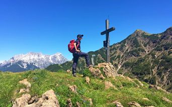 Wanderer auf einem Gipfel der Kitzbueheler Alpen