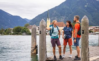 Drei Wanderer genießen die Ruhe am See