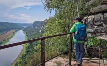 Wanderin mit Blick auf die Bastei