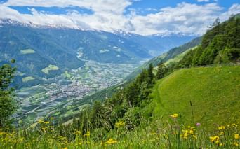 Meraner Höhenweg mit Ausblick auf Naturns