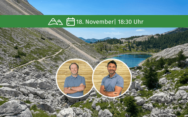 Bergsee-Landschaft mit felsigem Gelände und Wäldern. Grünes Banner zeigt 18. November um 18:30 Uhr. Zwei Portraitfotos von Männern überlagern die Szene.