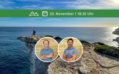 Küstenklippen-Szene mit zwei überlagerten Porträtfotos lächelnder Männer. Grünes Banner zeigt Veranstaltungsdetails für 20. November, 18:30 Uhr.