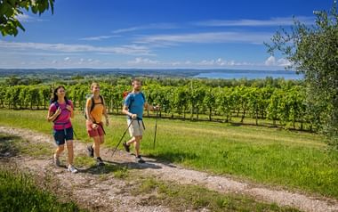 Wanderer auf Wanderweg mit Blick auf den Gardasee