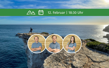 Küstenklippe mit Meerblick und drei Mitarbeiterporträts. Grünes Banner zeigt Datum 12. Februar, 18:30 Uhr. Person steht auf Felsvorsprung.