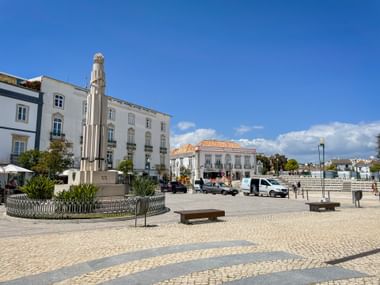 Marktplatz von Tavira mit weißen Häuserfassaden