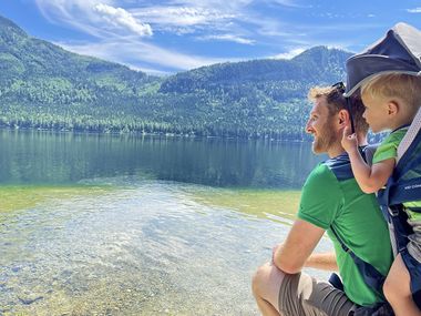 Vater und Sohn mit Blick auf den Altausseer See