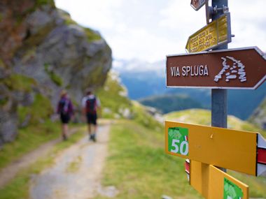 Wanderwegweiser auf der Via Spluga