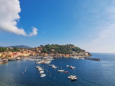 Hafen von Porto Azzurro mit Schiffen
