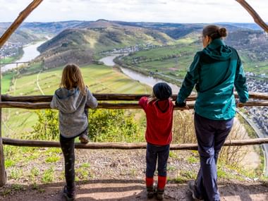 Blogger-Familie genießt den Ausblick über die Mosel