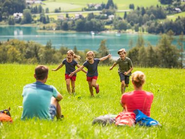 Familie mit Blick auf den Wolfgangsee