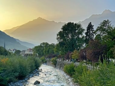 Abendstimmung über einem Fluss in Meran