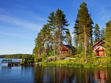 Landestypische rote Häuser am See