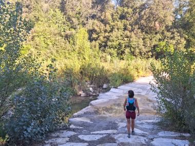 dunkelhaarige Wanderin in den Hügeln von Livorno