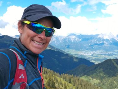 Christina mit Ausblick auf das Pinzgauer Bergpanorama