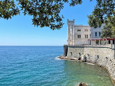 Schloss Miramare in Friaul-Julisch Venetien, Ausblick auf das blaue Meer, schönes Wetter