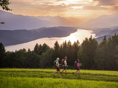 Wanderer in Döbriach mit Aussicht auf den Millstättersee Wanderer in Döbriach mit Aussicht auf den Millstätterseed