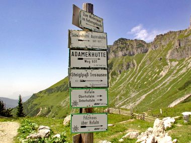 Hiking signs at the Dachstein high altitude track