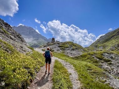 Wanderin auf dem Weg zum Mädelejoch Wanderin auf dem Weg zum Mädelejoch