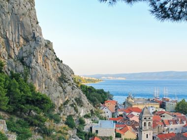 Blick über die an einem Felsen gelegene Hafenstadt Omis