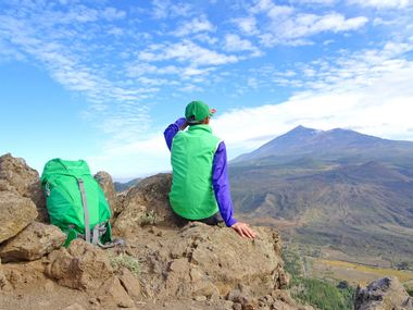 Wanderer mit beeindruckendem Gipfelblick vom Pico del Teide