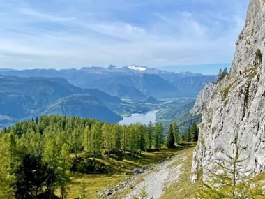 Panoramablick auf den Grundlsee und den Dachsteingletscher Panoramablick auf den Grundlsee und den Dachsteingletscher