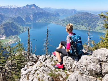 Hiker with panorama of the Attersee