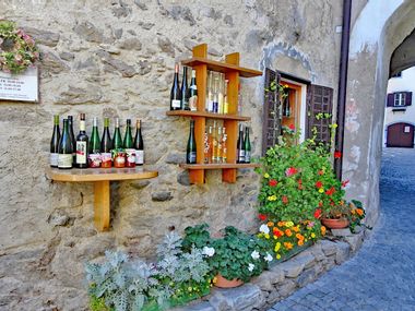 Hausfassade mit Wein und Blumen