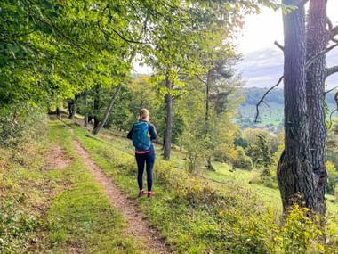 Wanderin blickt ins Tal von Pappenheim