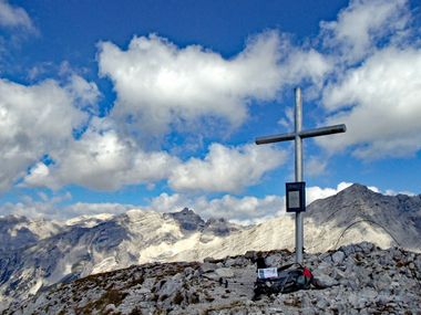 Gipfelkreuz auf der Wanderroute im Karwendelgebirge